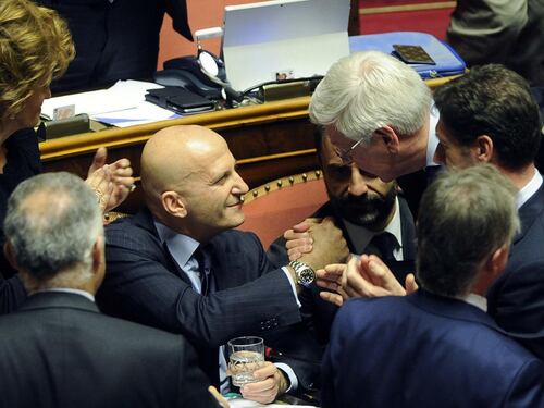 Passa la mozione di Forza Italia, Minzolini resta senatore