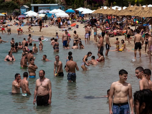In Grecia tutti al mare senza troppe precauzioni