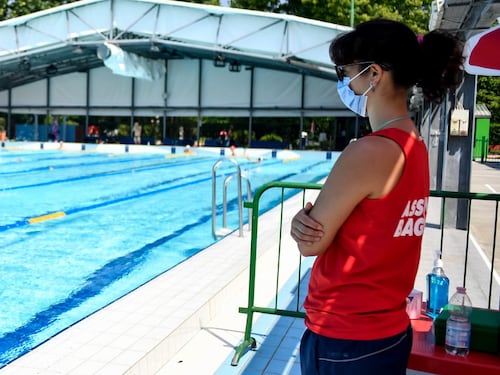 Piscine al chiuso, arrivederci a luglio. Barelli: "Allora caccino i soldi", rivolta contro Draghi