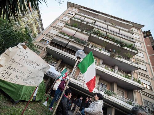 Rivolta per le case ai rom. Casal Bruciato ha vinto