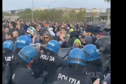 Idranti, manganelli e lacrimogeni. Sgomberati i no pass a Trieste