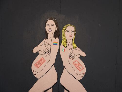 Milano, rimosso il murales con Giorgia Meloni e Elly Schlein incinte