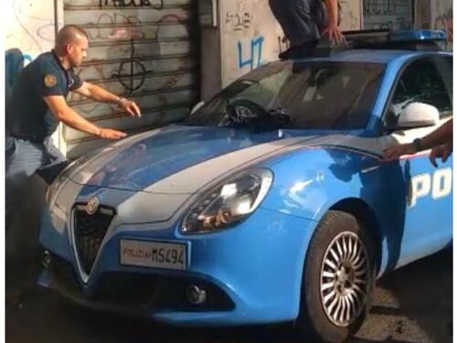 Choc a Primavalle, la madre dorme e la bimba di 2 anni è in equilibro sulla finestra. La polizia la salva così