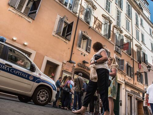 Rischio crollo in via Frattina. Ecco le foto dell'evacuazione