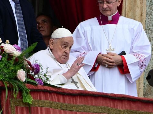 Papa Francesco si affaccia per l'Urbi et Orbi. Poi scende in piazza tra i fedeli
