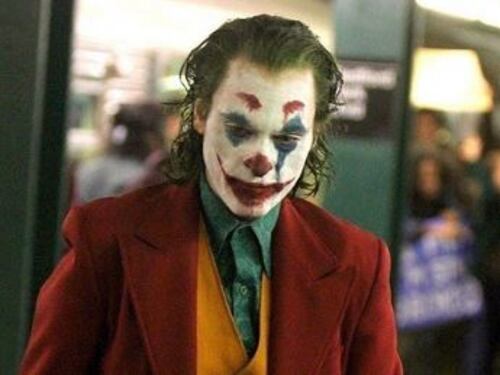 Incidente per Joaquin Phoenix. Si schianta contro un camion dei pompieri