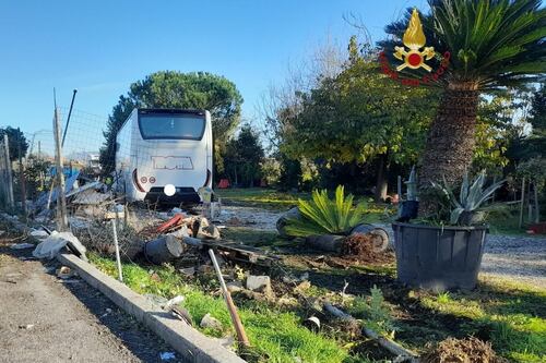 Il bus con 41 bambini a bordo finisce fuori strada sulla Tiburtina
