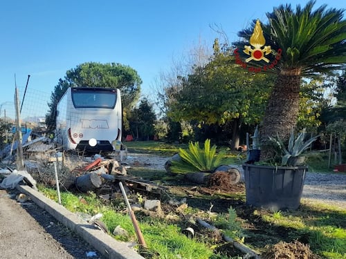 Il bus con 41 bambini a bordo finisce fuori strada sulla Tiburtina