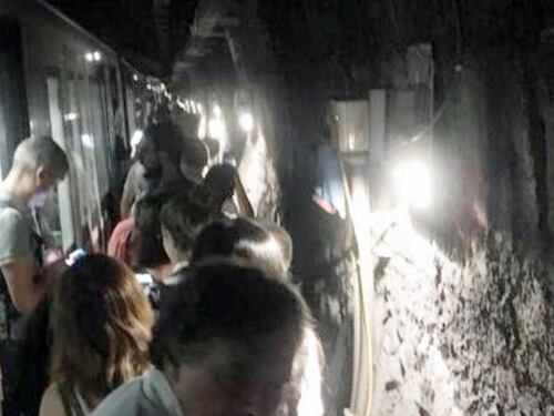 Caos nella metropolitana di Roma. I passeggeri vanno a piedi in galleria