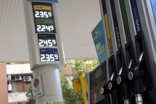 Benzina e gasolio fuori controllo: il piano Meloni per evitare la mazzata alla pompa