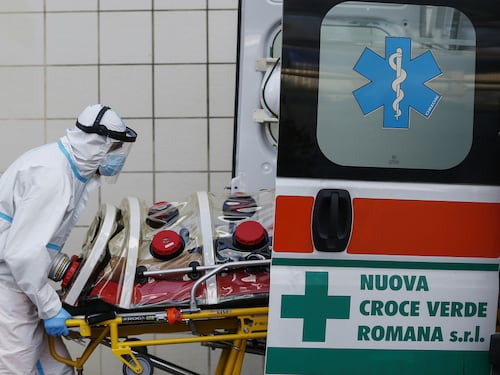 Pronto soccorso pieni. Pazienti in ambulanza