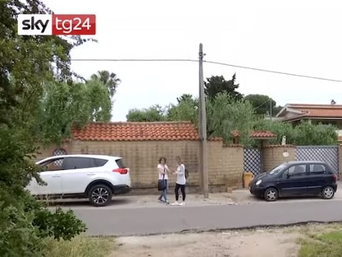 Scivola nello stagno del giardino di casa. Muore bambino di due anni