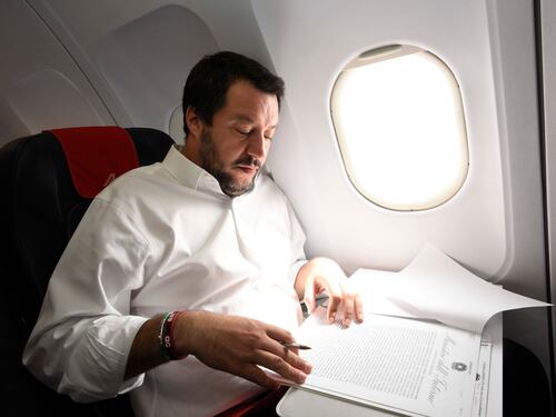 Immigrati, Salvini avverte l'Europa: "Ci aiuti oppure altre vie"