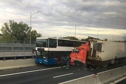 Roma, scontro tra autobus e camion sull'A24: due feriti gravi