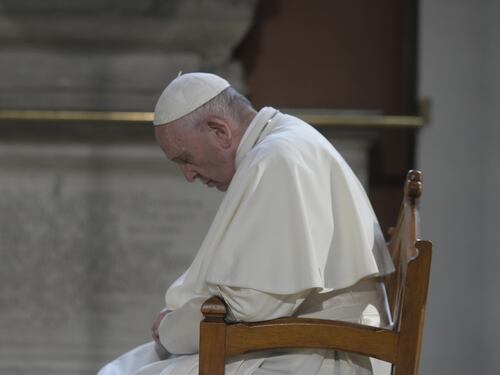 Bergoglio va in Oriente e in Vaticano si litiga