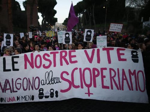Donne in marcia dal Colosseo a Trastevere, il corteo fucsia invade Roma