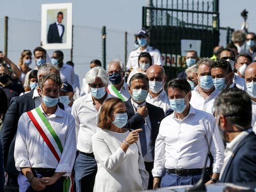 Il giorno dello sciacallo. La passerella di Conte e Zingaretti ai funerali di Willy