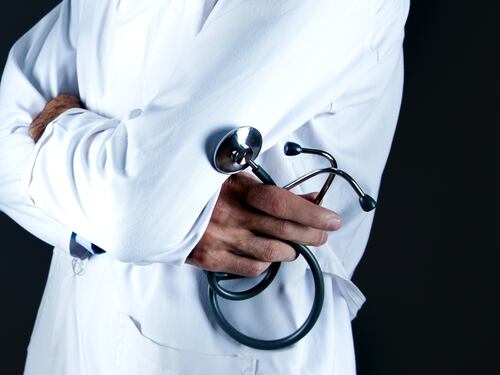 Legge di bilancio, pensioni dei medici salve. Gli unici assegni ridotti