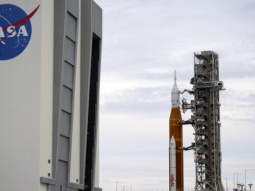 Nasa, scelti i quattro astronauti che voleranno intorno alla Luna: c’è una donna