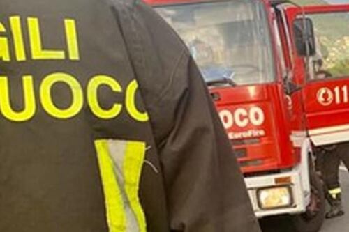 Incendio al campo nomadi. A fuoco le baracche. Due feriti: uno è grave