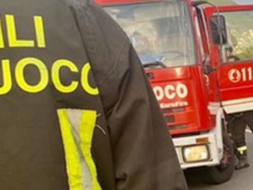 Incendio al campo nomadi. A fuoco le baracche. Due feriti: uno è grave