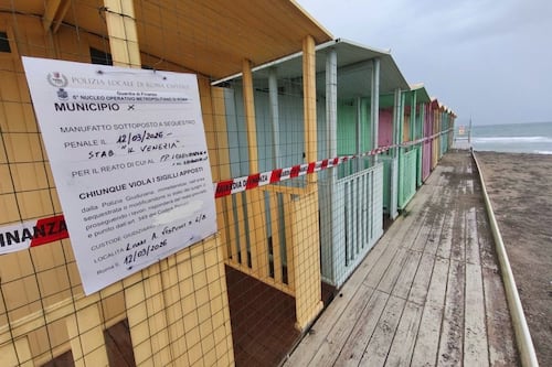 Ostia, rebus stabilimenti: chiuso uno su tre