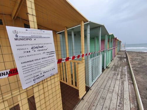 Ostia, rebus stabilimenti: chiuso uno su tre