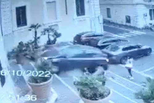 Monti, auto fuori controllo sfiora una passante e si schianta su un palazzo