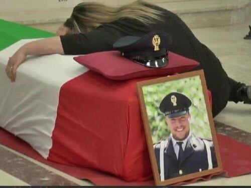 Poliziotto morto a Napoli, "L'abbraccio della moglie è da brividi. Ma cambierà qualcosa?"