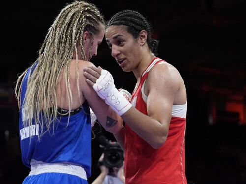 Olimpiadi, Khelif batte Hamori e scoppia in lacrime: medaglia sicura. La protesta ungherese