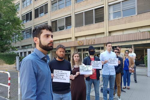 Il flash mob di Gioventù nazionale all'Inps"Reddito di cittadinanza marchetta elettorale"