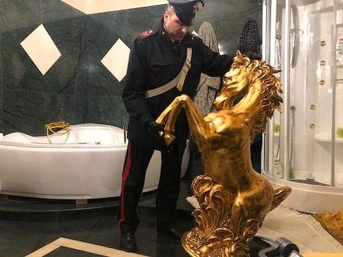 Bagni d'oro, camere faraoniche e una cappella funeraria da re. Ecco il tesoretto dei Casamonica