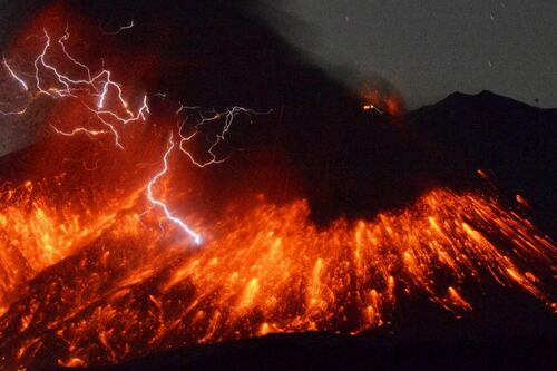 Giappone, eruzione e valanga sulle piste da sci. Un morto