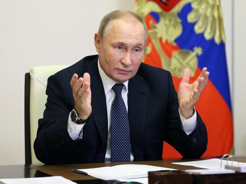 La Russia festeggia i 70 anni di Putin, dal quadro col cucciolo al centro di Judo dedicato allo Zar