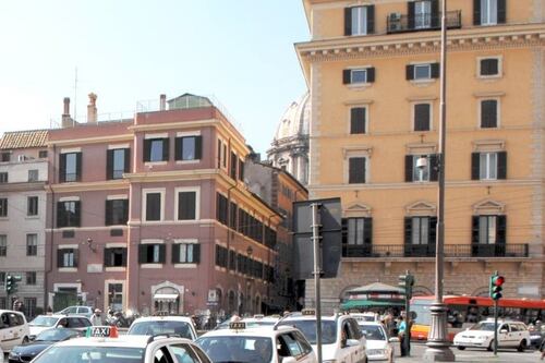 Roma, coppia di turisti aggredita e rapinata in centro da tre nordafricani: un arresto
