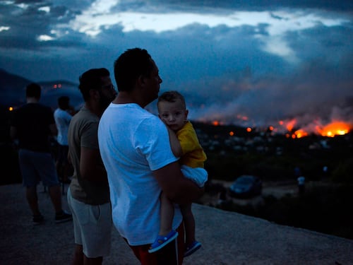 Atene in fiamme. Oltre 74 morti e 187 feriti. Coinvolti 23 bambini