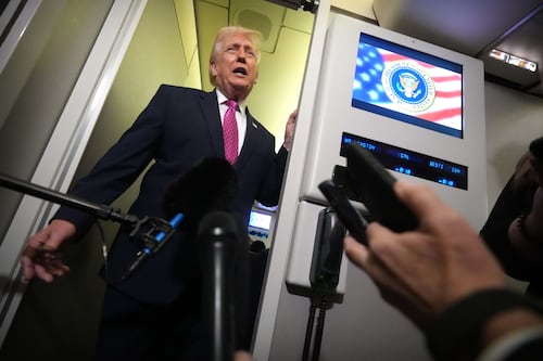 La minaccia di Trump: "Prenderemo il petrolio dell'Iran"