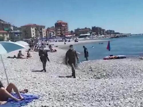 Ventimiglia, l'esercito scende in spiaggia per controllare i bagnanti: mascherine e distanziamento