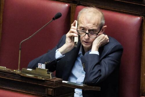 Piero Fassino non molla sullo stipendio: "Reazioni aggressive". Cosa non torna...