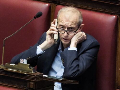 Piero Fassino non molla sullo stipendio: "Reazioni aggressive". Cosa non torna...