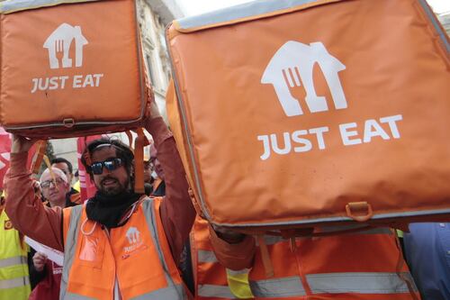 Just Eat, rider licenziati in massa: esplode il caso in Gran Bretagna