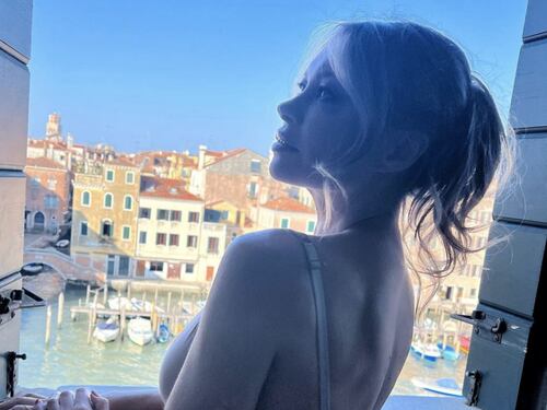 Anna Falchi, buongiorno in lingerie dall'hotel. Il dettaglio che stende i fan