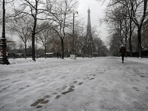Francia: Ile de France paralizzata dalla neve, 1000 km di coda