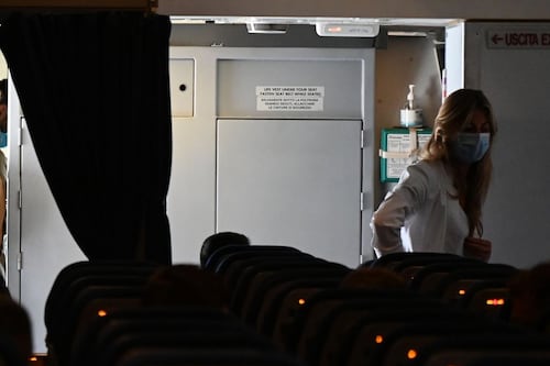 Orrore in volo: neonato gettato nel cestino della toilette di un aereo. Arrestata la madre