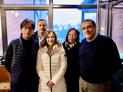 Governo, Meloni e la sinistra che tace sugli scontri: “Simpatizzano con i violenti”