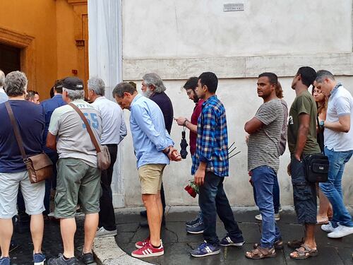 Che meraviglia di popolo quello in fila per Mario