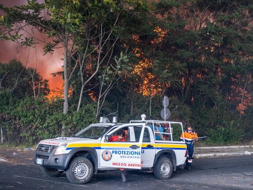 Roma in emergenza tra incendi e rifiuti: tutti i guai del sindaco Gualtieri