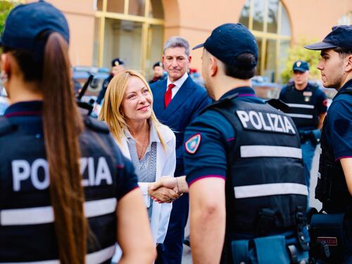 Meloni visita la Polizia: "Non c'è libertà senza sicurezza"