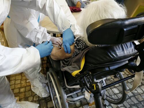 Vaccini in coppia, un'idea che farebbe bene agli anziani e non solo