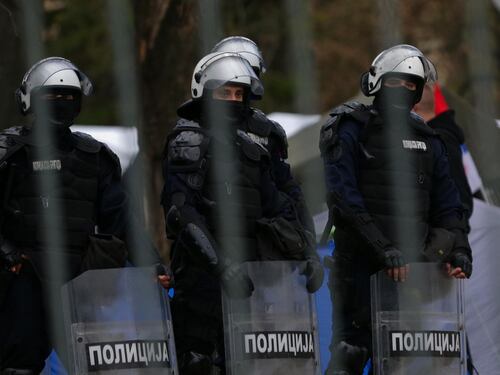 Migranti, gruppi armati sparano sulla polizia serba: violenza e ricatti sulla rotta balcanica